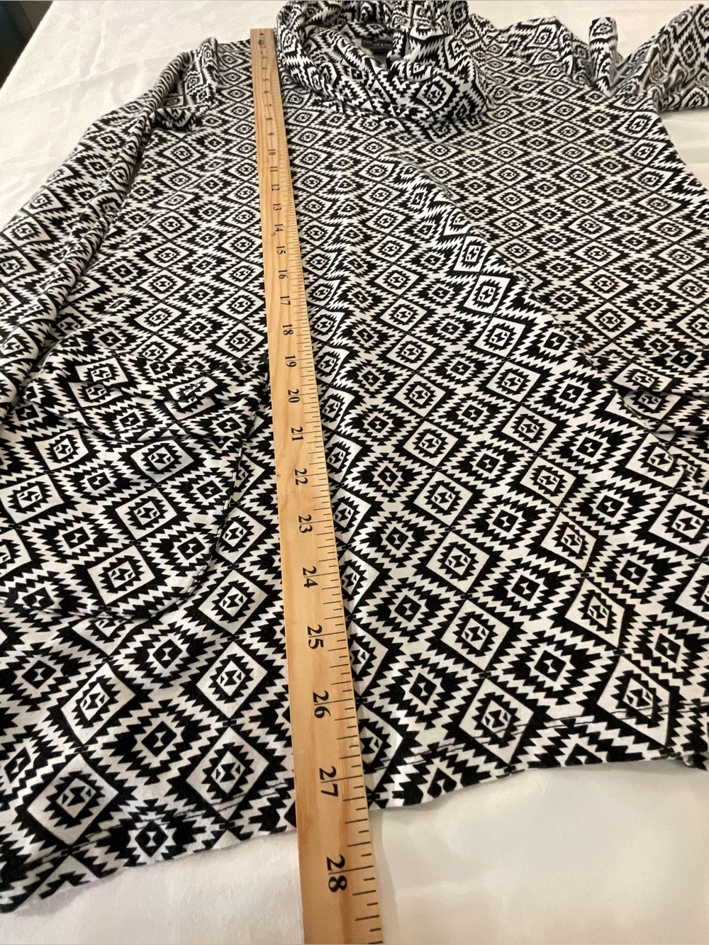 Chelsea & Theodore Women’s L Black & White Geometric Cowl Neck Tunic - Picture 5 of 5